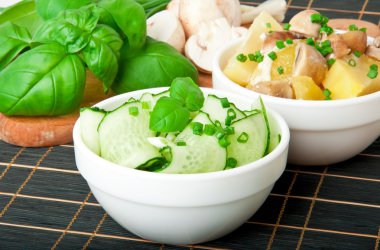 salatalık salatası yeşil soğan ve fesleğen. patates mantar ile.