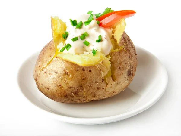 Ψητή πατάτα, γεμάτη με ξινή κρέμα και ρόκα — Φωτογραφία Αρχείου