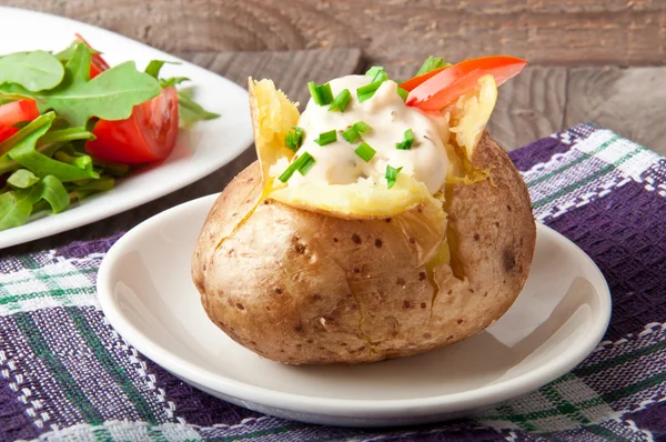 Bakad potatis fylld med gräddfil och rucola — Stockfoto