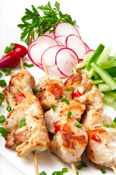 El shashlik de gallina con la guarnición hortalizas — Foto de Stock