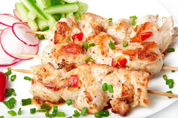 Kyckling shish kebab med en garnering från grönsaker — Stockfoto