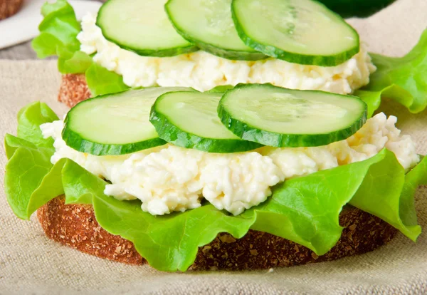 Sándwich saludable con pepino y huevo con queso para el desayuno — Foto de Stock