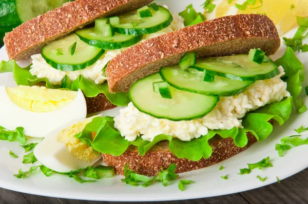 Salatalık ve kahvaltıda peynirli yumurta ile sağlıklı sandviç — Stok fotoğraf