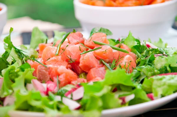Свіжість салат з лососем — стокове фото
