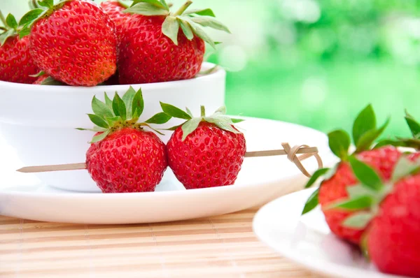 Erdbeeren auf weißem Teller — Stockfoto