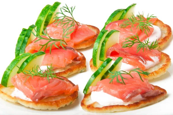 Pannkakor med röd fisk — Stockfoto
