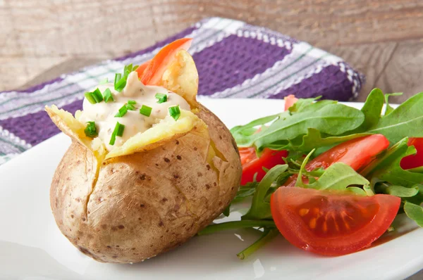 Sült saláta kitûnõ és tejföllel töltött sült burgonya — Stock Fotó