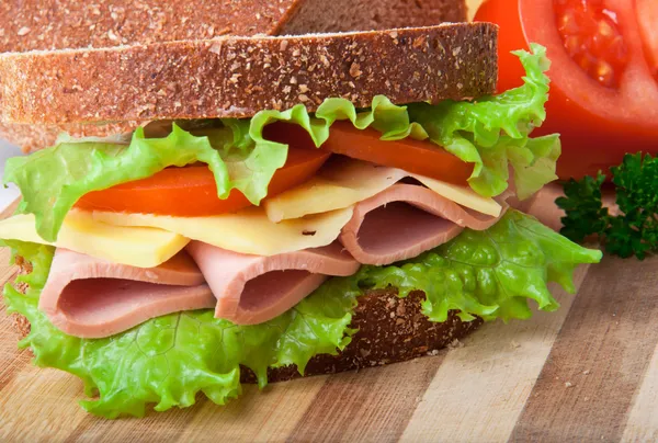 Здоровый сэндвич с ветчиной с сыром, помидорами и салатом — стоковое фото