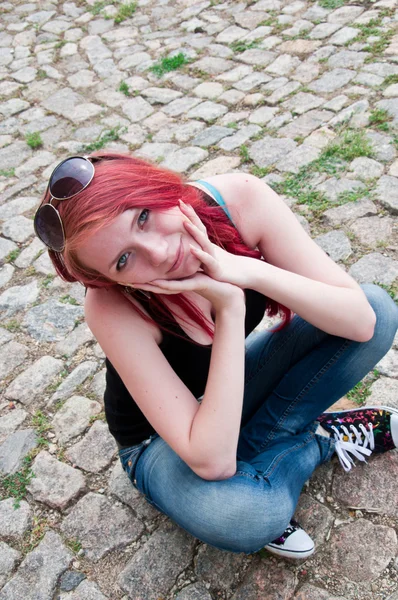 A jovem menina bonita em um fundo de parede de pedra — Fotografia de Stock