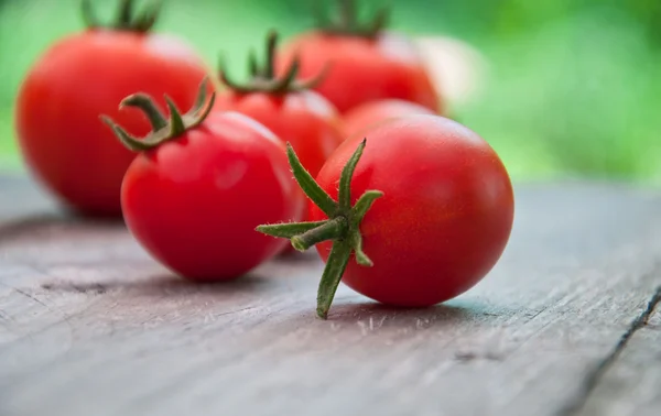 木製の背景に新鮮な収穫夏チェリー トマト — ストック写真