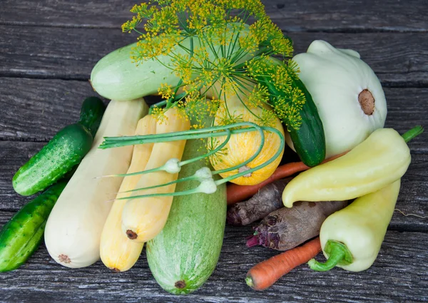 Auswahl an frischem Gemüse auf hölzernem Hintergrund — Stockfoto