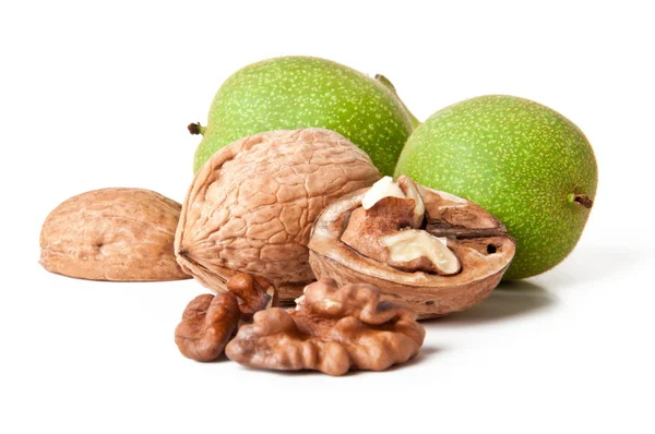 Zelená ořech, oloupané a nové jádro, na bílém pozadí — Stock fotografie