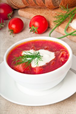 Ukrayna ve Rus ulusal kırmızı çorba-borsch ahşap tepsi. portre