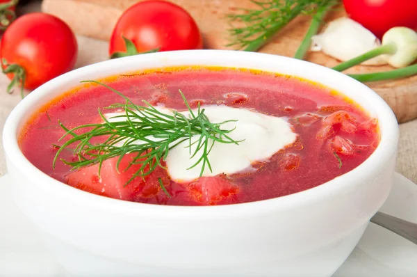 Ukrainian and russian national red soup-borsch on wooden tray. closeup — Stock Photo, Image
