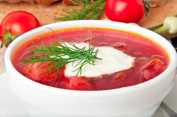 Ukraiński i rosyjski krajowych czerwone zupa barszcz na drewnianej tacy. zbliżenie — Zdjęcie stockowe