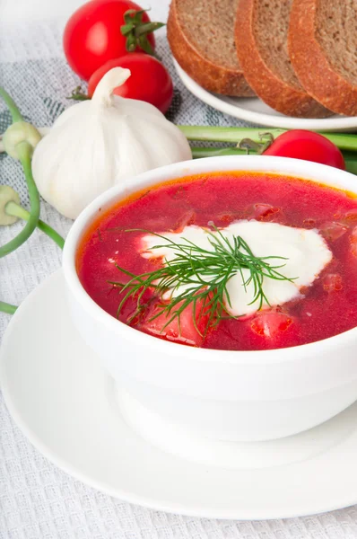 Ukrainian and russian national red soup-borsch on wooden tray. closeup — Stock Photo, Image