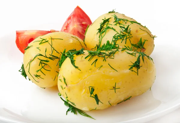 Молодой вареный картофель с укропом в масле и помидорах — стоковое фото