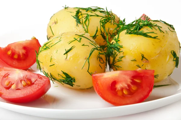 Patatas jóvenes hervidas con eneldo en aceite y tomates —  Fotos de Stock