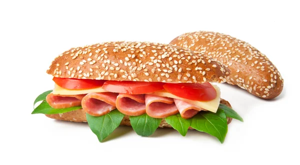 Velký sendvič na bílém pozadí — Stock fotografie