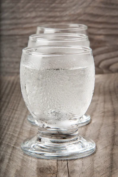 Glas Wodka auf einem hölzernen Hintergrund — Stockfoto
