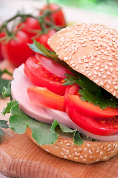 Healthy ham sandwich with tomatoes and lettuce — Stock Photo, Image