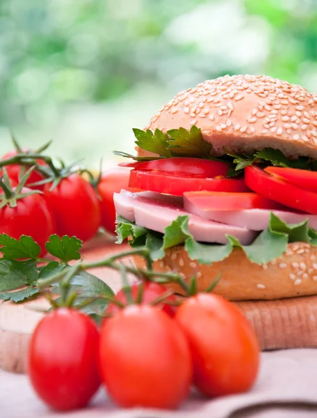 Здоровый сэндвич с ветчиной с помидорами и салатом — стоковое фото