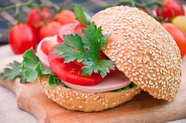 Panino al prosciutto sano con pomodori e lattuga — Foto Stock