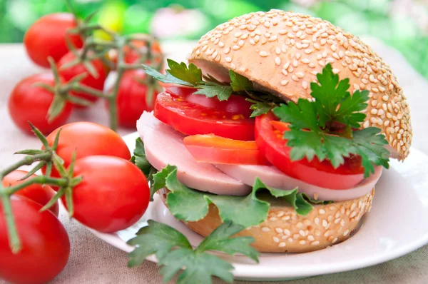 Friska skinksmörgås med tomater och sallad — Stockfoto