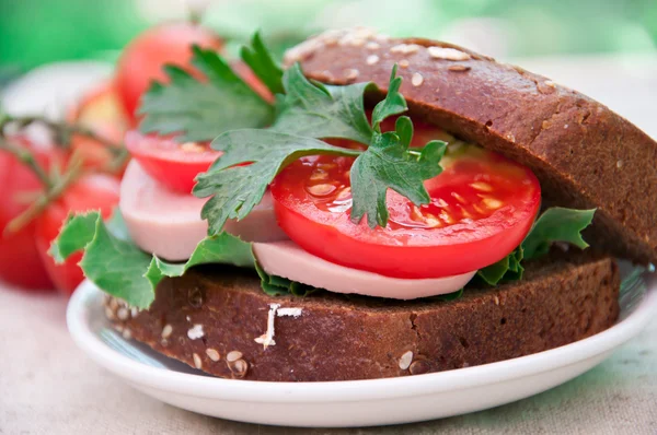 Egészséges sonkás szendvics, saláta és paradicsom — Stock Fotó