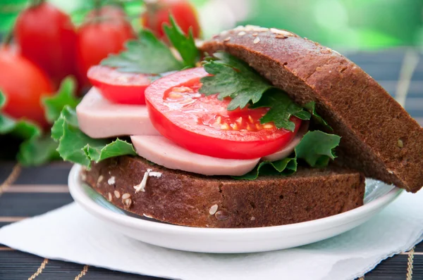 Kanapka z szynką zdrowy z pomidorów i sałaty — Zdjęcie stockowe