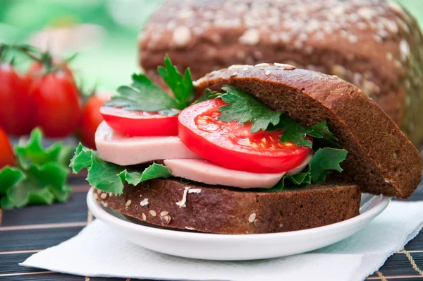 Sandwich cu șuncă sănătoasă cu roșii și salată verde — Fotografie, imagine de stoc