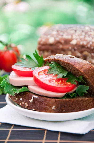 Sandwich cu șuncă sănătoasă cu roșii și salată verde — Fotografie, imagine de stoc