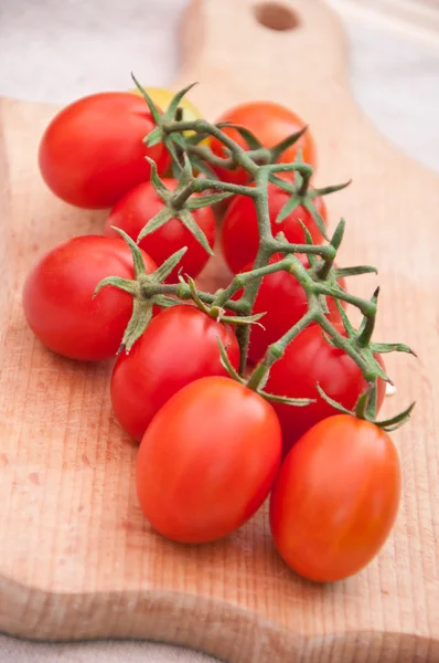 Tomates cherry sobre el fondo de madera — Foto de Stock