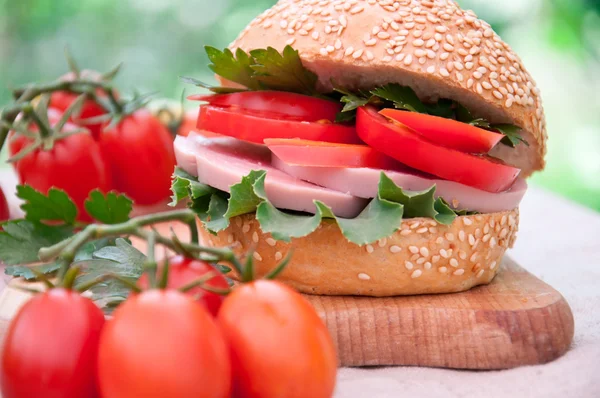 Friska skinksmörgås med paprika, tomater och sallad — Stockfoto