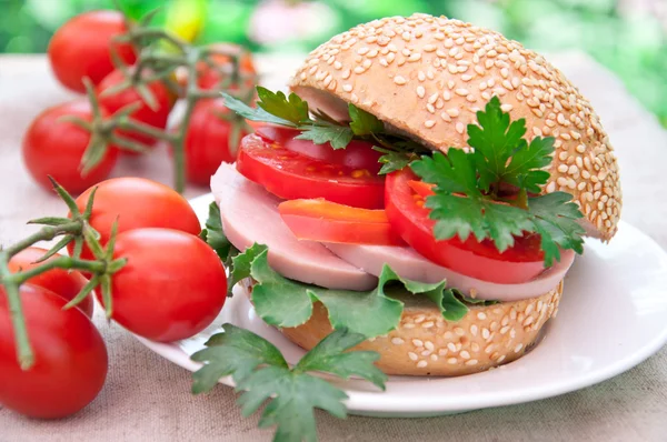 Friska skinksmörgås med paprika, tomater och sallad — Stock fotografie