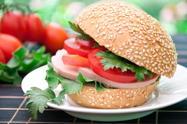 Healthy ham sandwich with peppers, tomatoes and lettuce — Stock Photo, Image