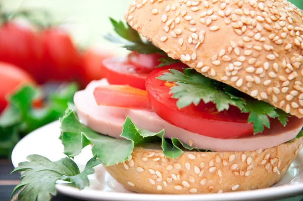 Sandwich cu șuncă sănătoasă cu ardei, roșii și salată verde — Fotografie, imagine de stoc