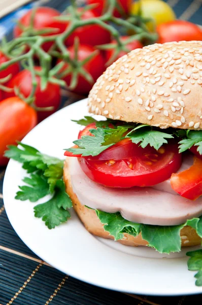 Sanduíche de presunto saudável com pimentas, tomates e alface — Fotografia de Stock