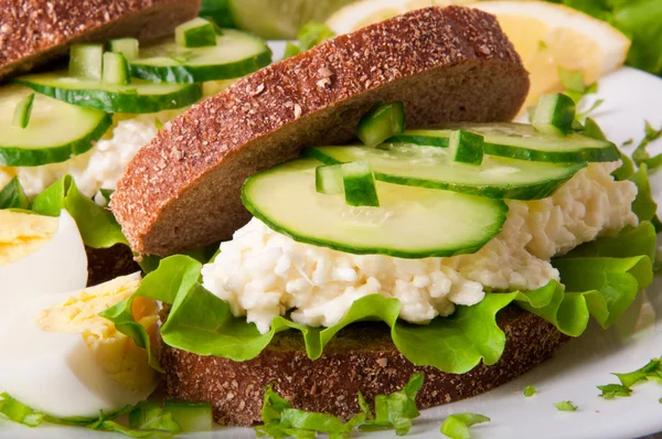 Zdravé sendvič s okurkou a vejce se sýrem na snídani — Stock fotografie