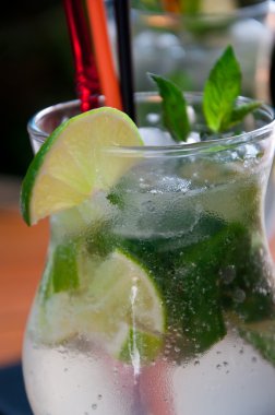 Mojito ahşap bir masaya kokteyl