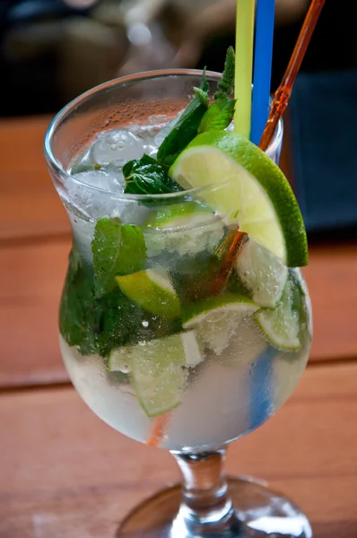 Mojito Cocktail puupöydällä — kuvapankkivalokuva