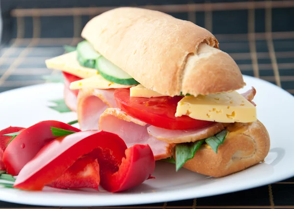 Friska skinka sandwich med ost, tomater och grön lök — Stockfoto