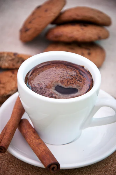 Taza de café y galletas con chocolate —  Fotos de Stock