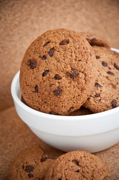 Chocolade koekjes in een kleine kom — Stockfoto