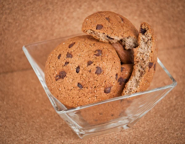 Biscoitos de chocolate em uma tigela pequena — Fotografia de Stock