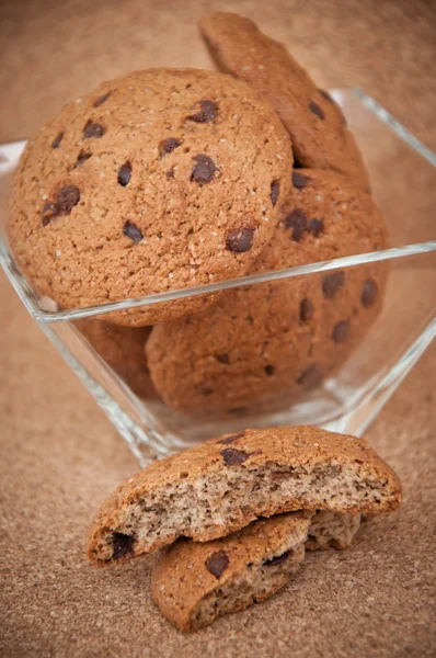 Biscotti al cioccolato in una piccola ciotola — Foto Stock