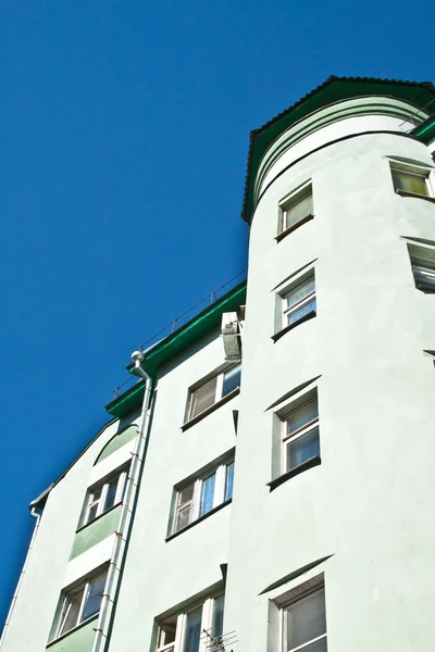 Bir kule ile ev — Stok fotoğraf