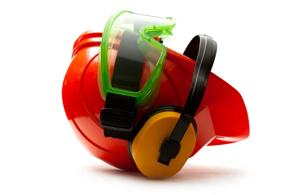 Красный защитный шлем с наушниками и очками — стоковое фото