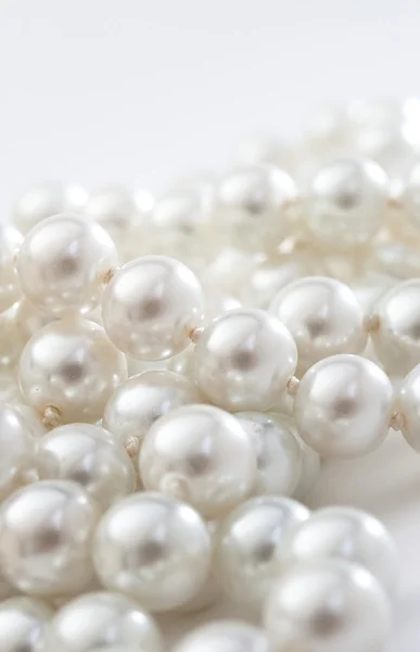 Perlenkette auf weißem Grund — Stockfoto