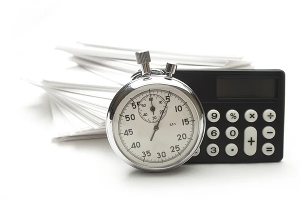 กองกระดาษการ์ด เครื่องคิดเลข และนาฬิกาหยุด — ภาพถ่ายสต็อก